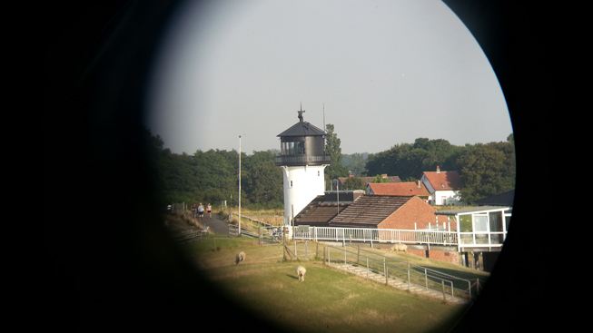 Leuchtturm durchs Fernglas